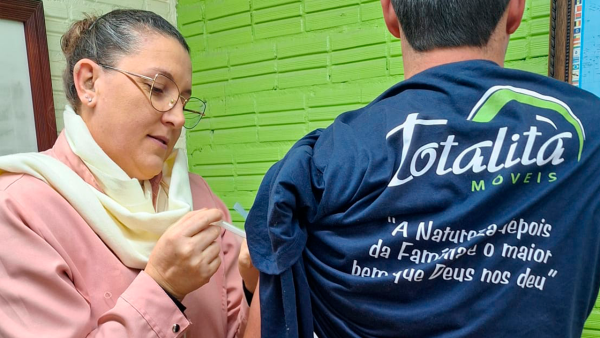 Foto da Notícia Secretaria de Saúde realiza ações de vacinação em empresas do município