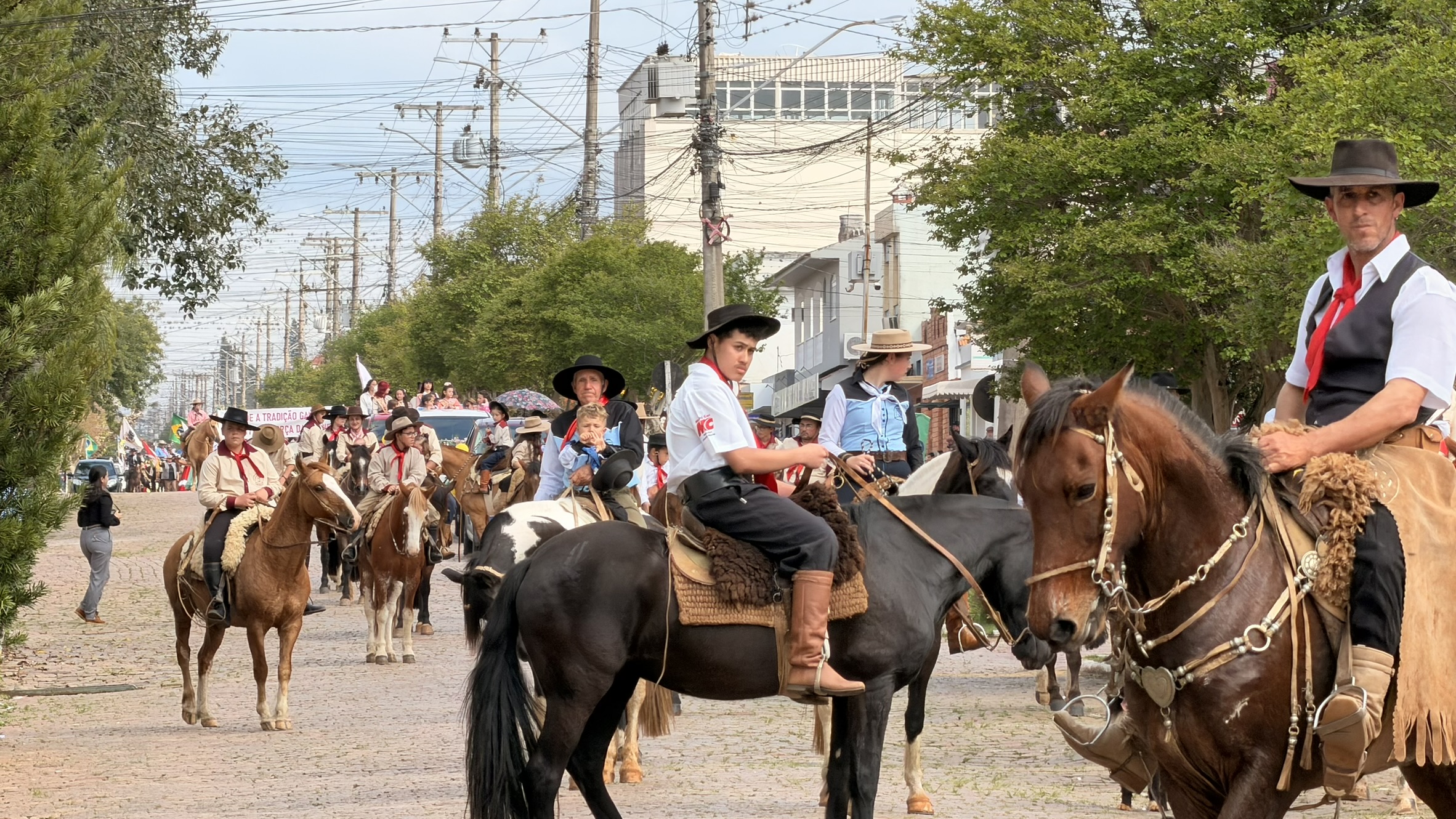 Desfile Tradicionalista reúne dez entidades e leva a tradição gaúcha à Avenida Júlio de Castilhos
